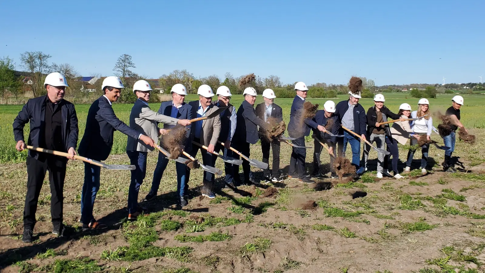 Amtierende und künftige Bürgermeister, der Landrat, Planer, sowie Vertreter der Baufirma stellten zwar nicht mal eben die ganze Baugrube für die Kläranlage her, aber sie freuten sich, dass nach der langen Vorbereitungsphase endlich zur Tat geschritten werden konnte. (Foto: Ulli Ganter)
