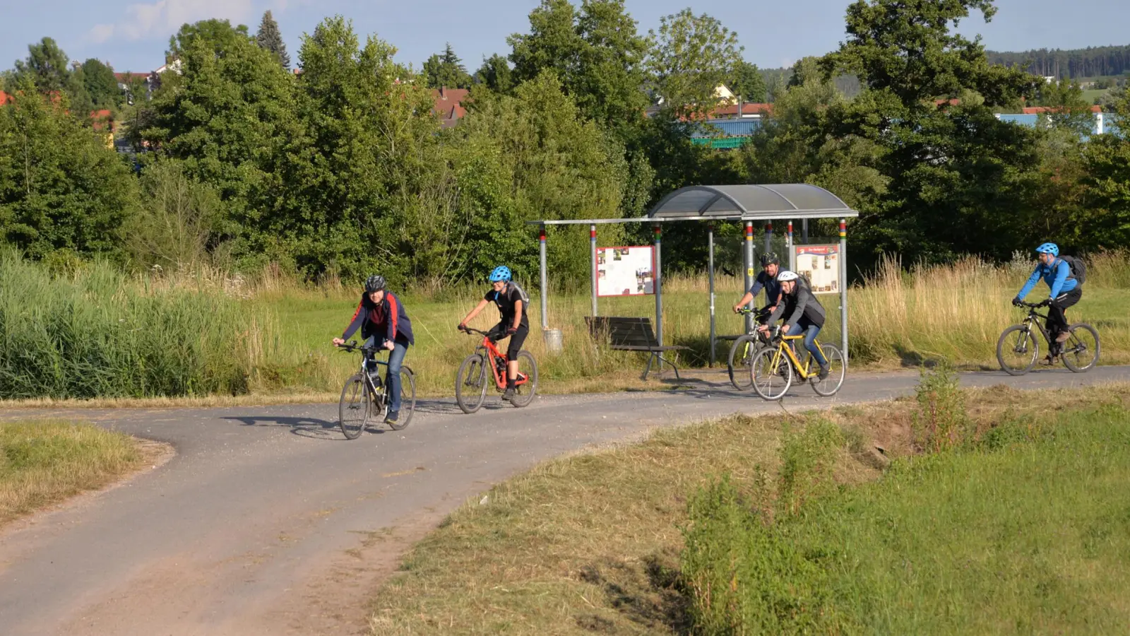 Der Aischtalradweg ist zur Radsaison traditionell gut frequentiert. Damit an der Werksausfahrt in Pahres nichts passiert, soll nun in einem ersten Schritt mit Schildern nachgebessert werden. (Archivfoto: Harald Weigand)