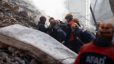 Aus noch ungeklärter Ursache stürzte ein vierstöckiges Wohngebäude in der Provinz Konya ein. (Foto: Ugur Yildirim//DIA Photo/AP/dpa)