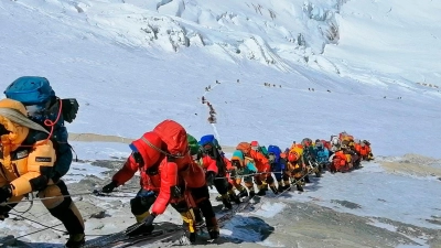 In einer langer Schlange klettern Bergsteiger auf einem Pfad knapp unterhalb von Lager vier. (Foto: Rizza Alee/AP/dpa)