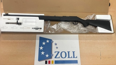 Der Zoll hat das gefundene Gewehr sichergestellt.  (Foto: Hauptzollamt Schweinfurt/dpa)