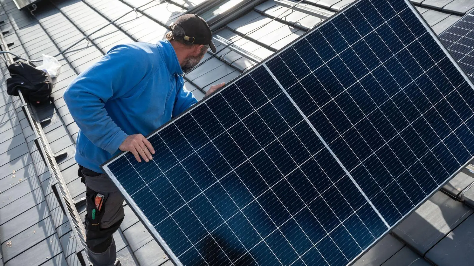 Macht aus technischer Sicht keinen Unterschied: Ob eine Solaranlage gemietet oder gekauft wird. (Foto: Marijan Murat/dpa/dpa-tmn)