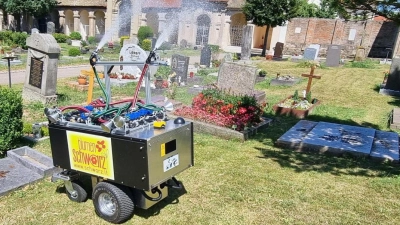 Auf dem Ansbacher Stadtfriedhof kommt ein Gießroboter zum Einsatz. Das soll Wasser und Personalkosten sparen. (Foto: Gesamtkirchengemeinde Ansbach/Manuel Dornhöfer)