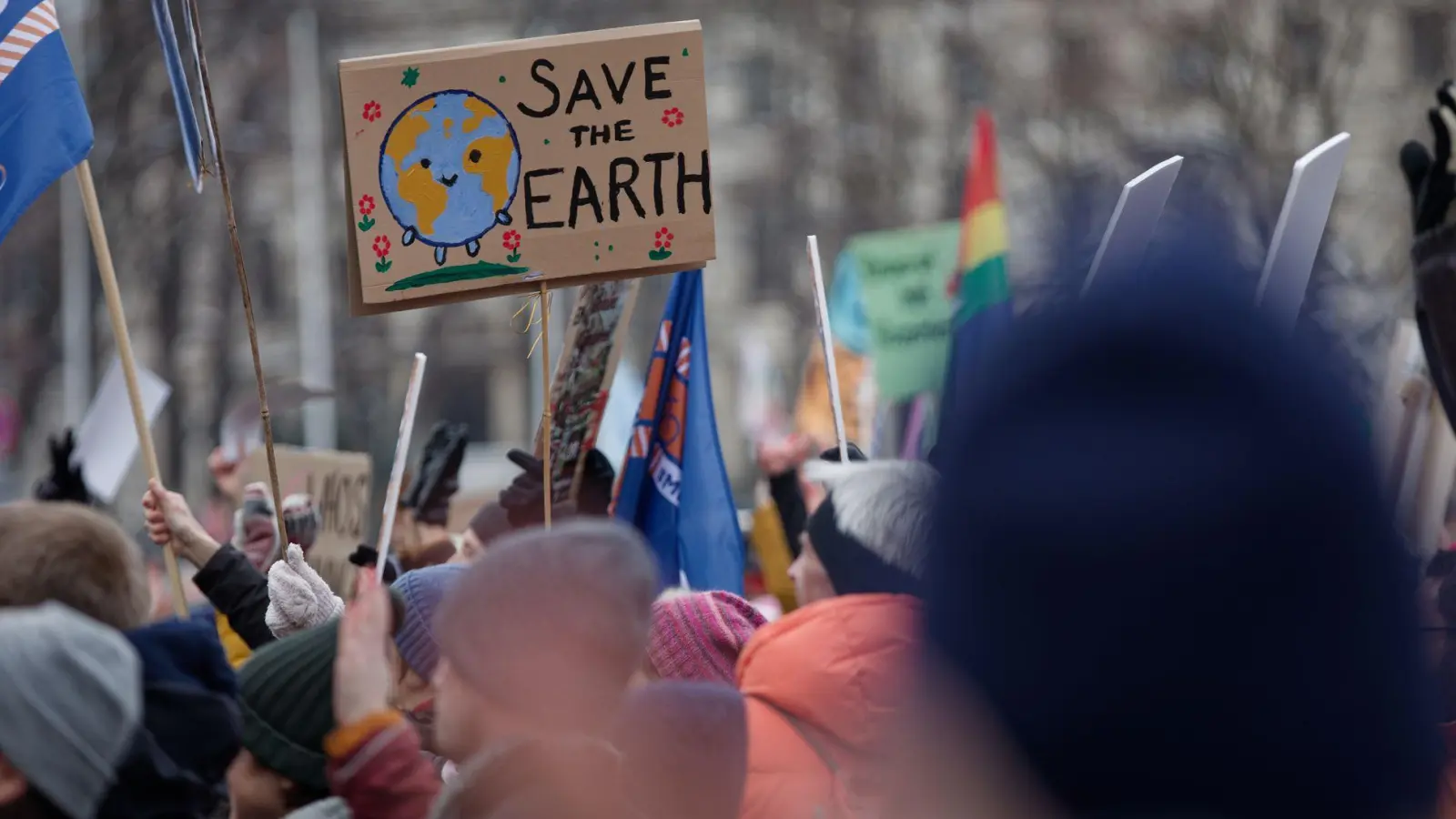 Klimaaktivisten setzten am Tag nach der Auto-Attacke auf einen Demozug ein Zeichen. (Foto: Tizian Gerbing/dpa)