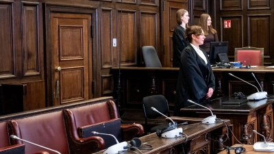 Die Verteidigerin steht zunächst ohne ihre Mandantin im Gerichtsaal. Die wahrscheinlich psychisch kranke Beschuldigte wird erst hereingeführt, nachdem die Fotografen gegangen sind.  (Foto: Daniel Bockwoldt/dpa)