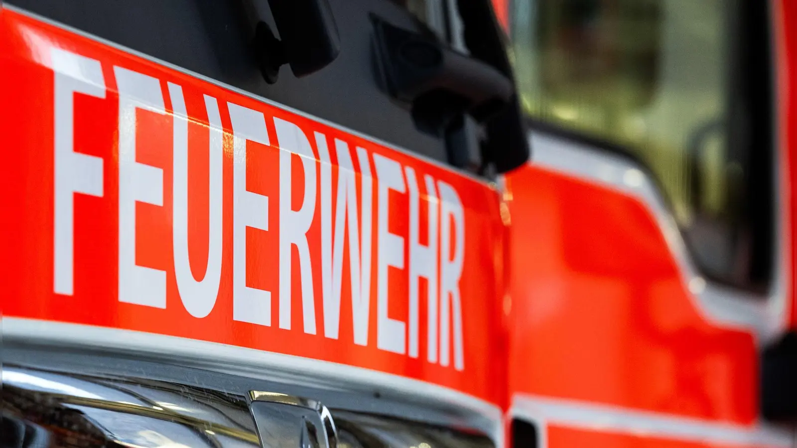 Rund 200 Einsatzkräfte bekämpfen den Brand auf einem Bauernhof im oberbayerischen Gmund am Tegernsee. (Symbolbild) (Foto: Soeren Stache/dpa)