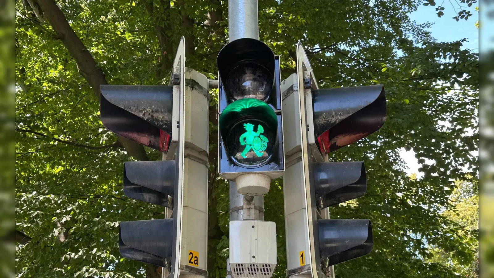 Die Wiesntrommler sollen auch nach dem Rosenheimer Herbstfest noch den Verkehr regeln. (Symbolbild)  (Foto: Christian Baab/Stadt Rosenheim/dpa)