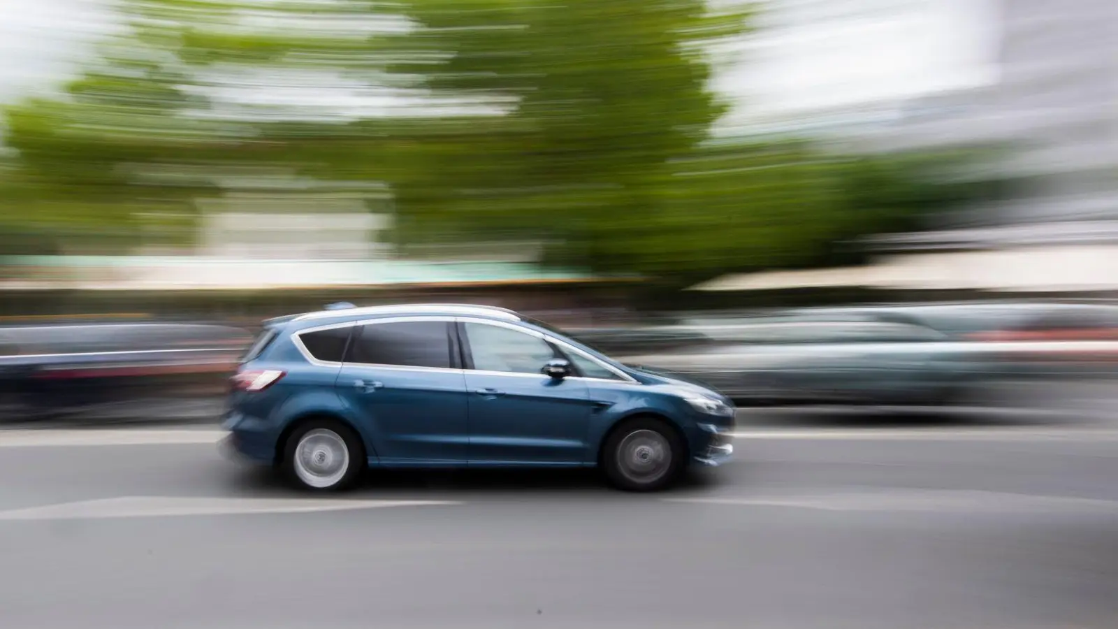 Vorausschauend zu fahren, ist das A und O beim Sparen. Wer häufig Gas gibt und wieder abbremst, treibt den Spritverbrauch in die Höhe.  (Foto: Julian Stratenschulte/dpa/dpa-tmn)