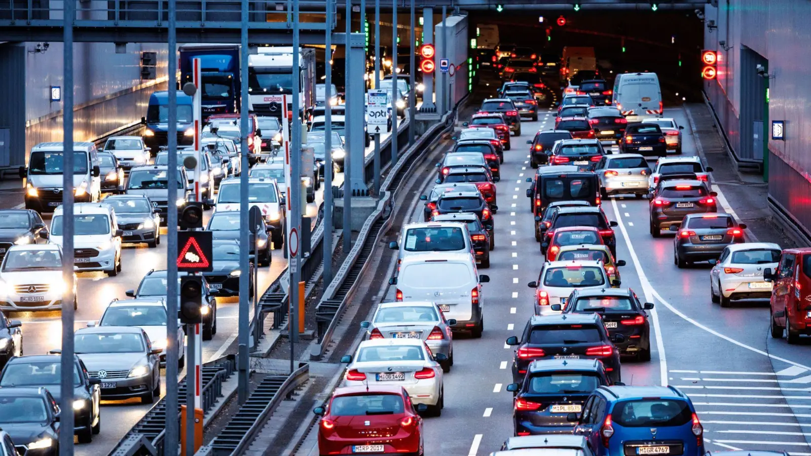 Der Jahresmittelgrenzwert für Stickstoffdioxid wurde voraussichtlich unter anderem an einer verkehrsnahen Messstation in München überschritten. (Foto: Matthias Balk/dpa)