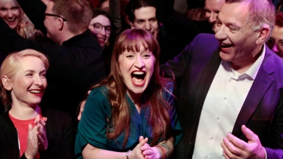 Bundestagswahl: Große Freude bei der Wahlparty der Linken. Die Parteivorsitzende Heidi Reichinnek (M) soll maßgeblich für den unerwarteten Wahlerfolg verantwortlich sein. (Foto: Carsten Koall/dpa)