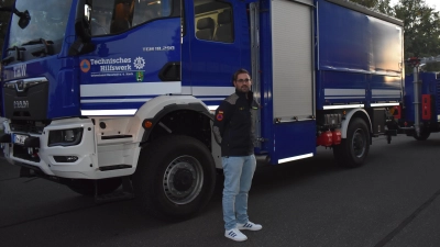 THW-Ortsbeauftragter Thomas Scherzer stellt die neuesten Anschaffungen des Neustädter Ortsverbandes vor. Es handelt sich dabei um einen Mehrzweckgerätewagen und einen Anhänger mit Stromerzeuger (50 Kilovoltampere) und einen ausfahrbaren Lichtmast. (Foto: Ute Niephaus )