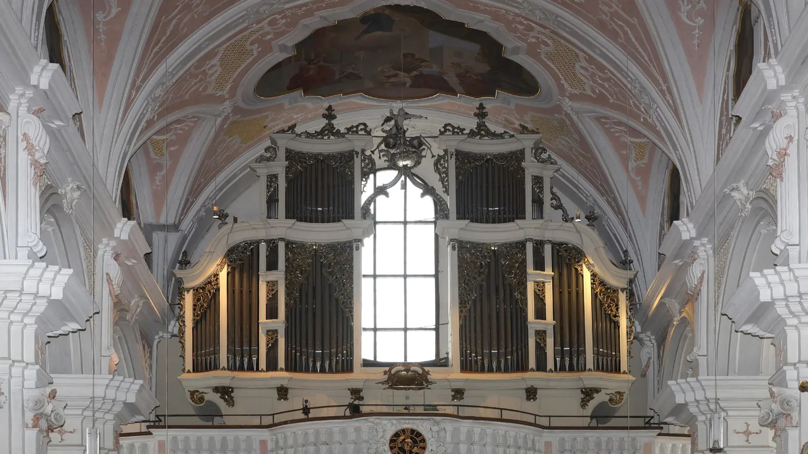 Entschimmelt und gereinigt: Jetzt wird die Steinmeyer-Orgel in der Stiftsbasilika wieder in Gottesdiensten und Konzerten erklingen. (Foto: Stefan Ubl)