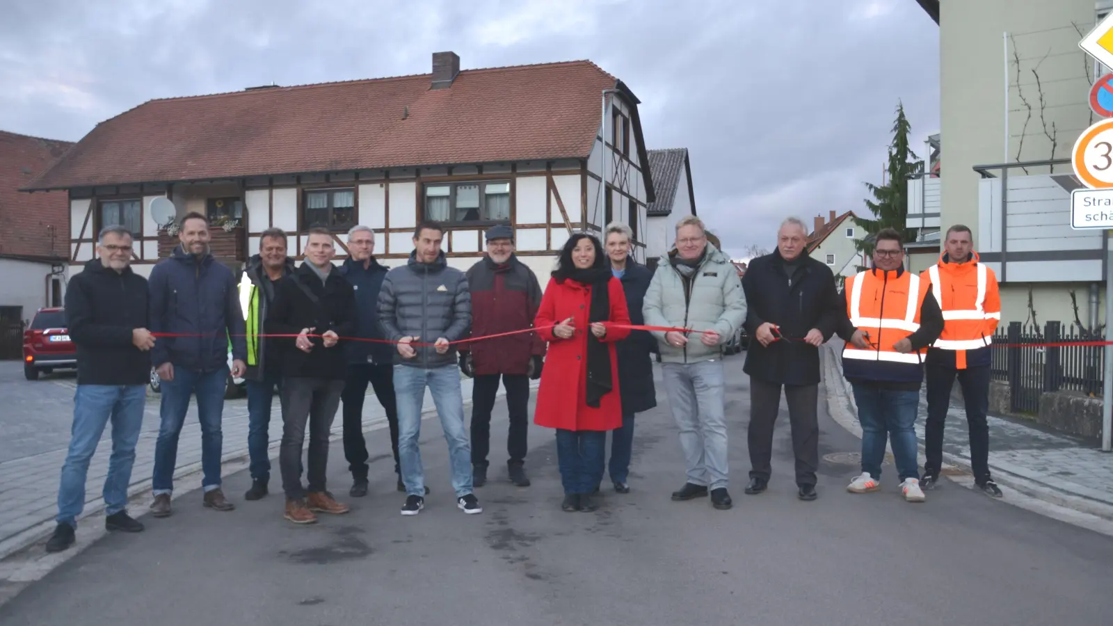 Mit Bürgermeister Klaus Meier (Dritter von rechts) und seiner Stellvertreterin Heike Gareis (im roten Mantel) sowie Bauamtsleiter Gerald Schorr (ganz links) und weiteren Mitwirkenden an Planung und Bau wurde die Alte Bahnhofstraße mit symbolischer Banddurchtrennung offiziell für den Verkehr freigegeben. (Foto: Patrick Lauer)