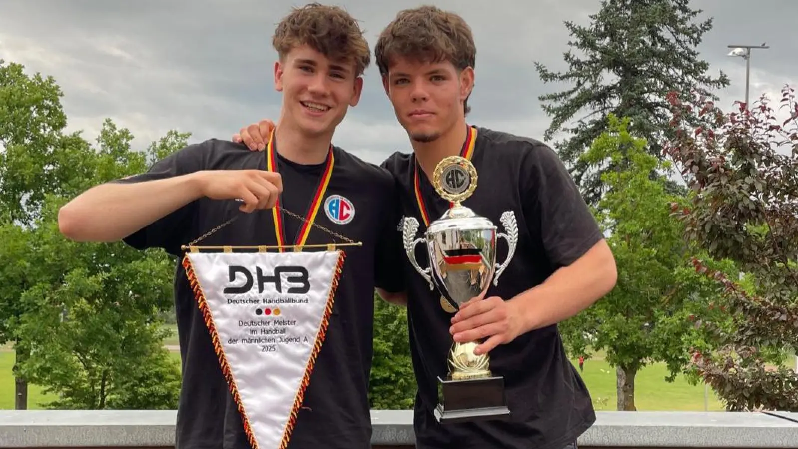 Mit deutschem Meister-Wimpel und Pokal, von links: Philipp Senft und Moritz Moser. (Foto: Liv Stöth)