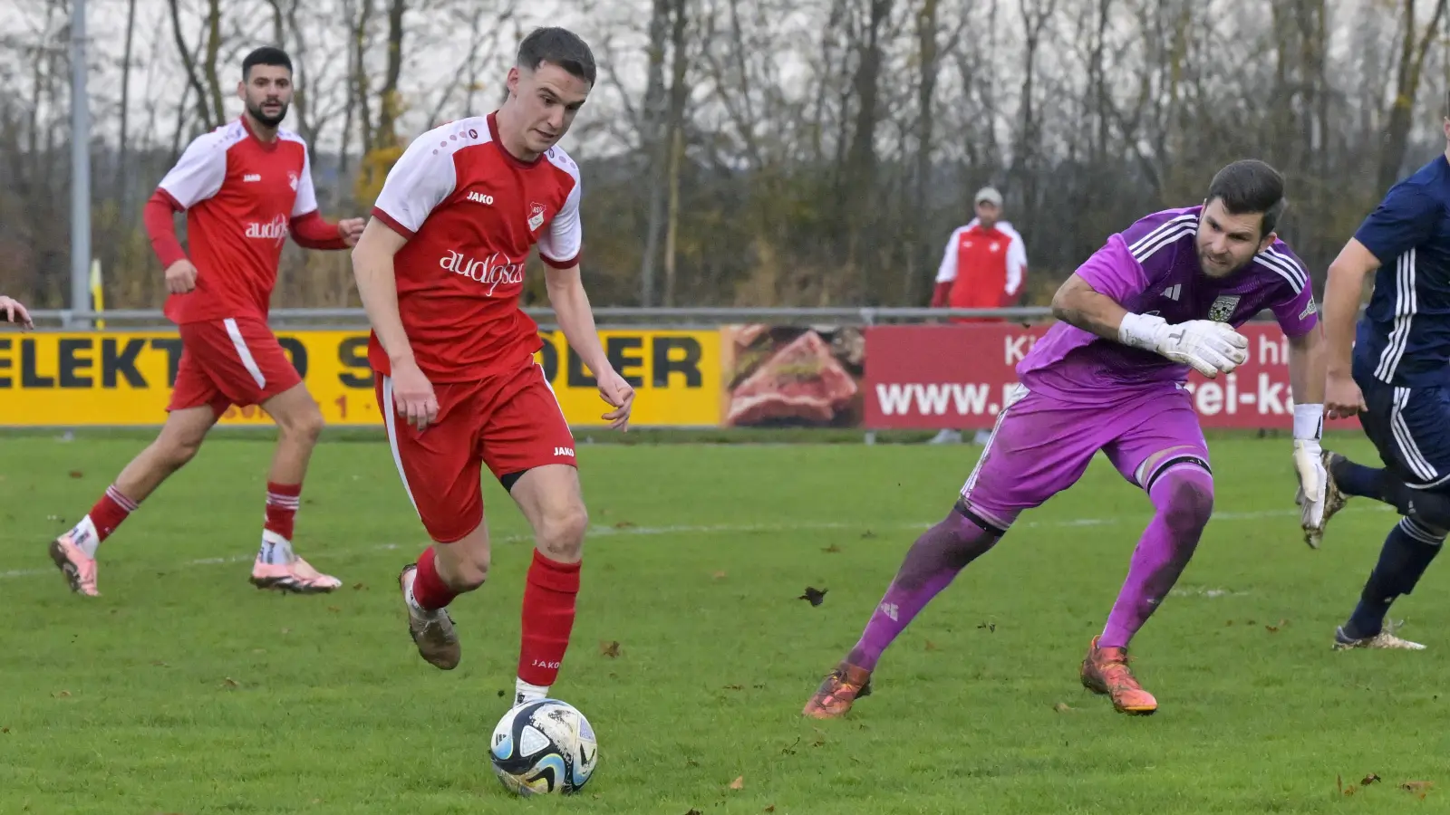 Stürmer Paul Kolerus vom RSV Sugenheim hat in 12 Spielen schon 21-mal getroffen. Hier schiebt er in der aktuellen Saison gegen den Torwart Nicolas Rösch von der SV Hagenbüchach ein. (Archivbild: Martin Rügner)
