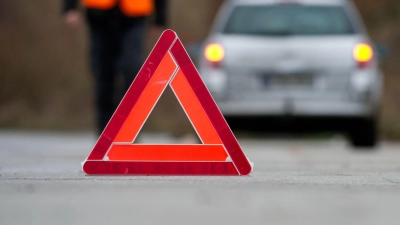 In Deutschland Pflicht nach Pannen und Unfällen: Ein Warndreieck signalisiert nachfolgenden Autofahrern, dass ein Hindernis kommt.  (Foto: Franziska Gabbert/dpa-tmn)