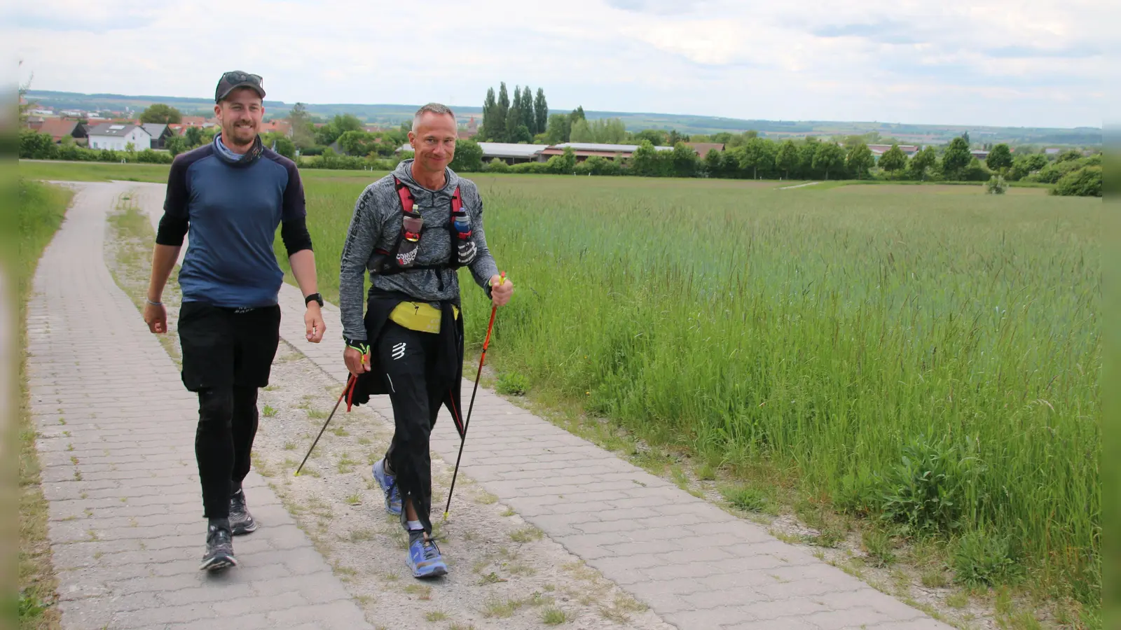 Jörn Schlag (links) und Andreas Dietrich kamen auf ihrer Route durch Deutschland auch am Fuße des Petersbergs in Marktbergel vorbei. (Foto: Stefan Neidl)