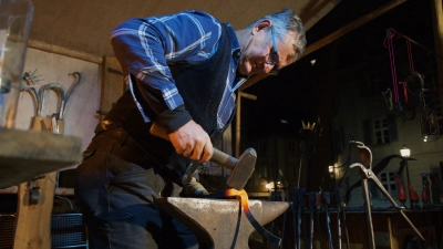 Alle Schmiede arbeiten an einem Gemeinschaftsprojekt auf dem Weihnachtsmarkt Ansbach. (Foto: René Chlopotowski)