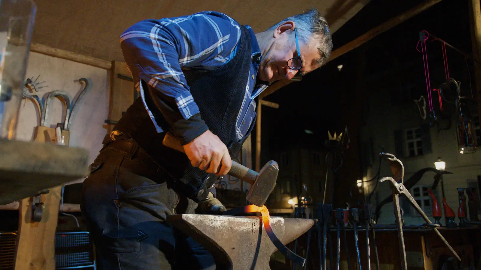 Alle Schmiede arbeiten an einem Gemeinschaftsprojekt auf dem Weihnachtsmarkt Ansbach. (Foto: René Chlopotowski)