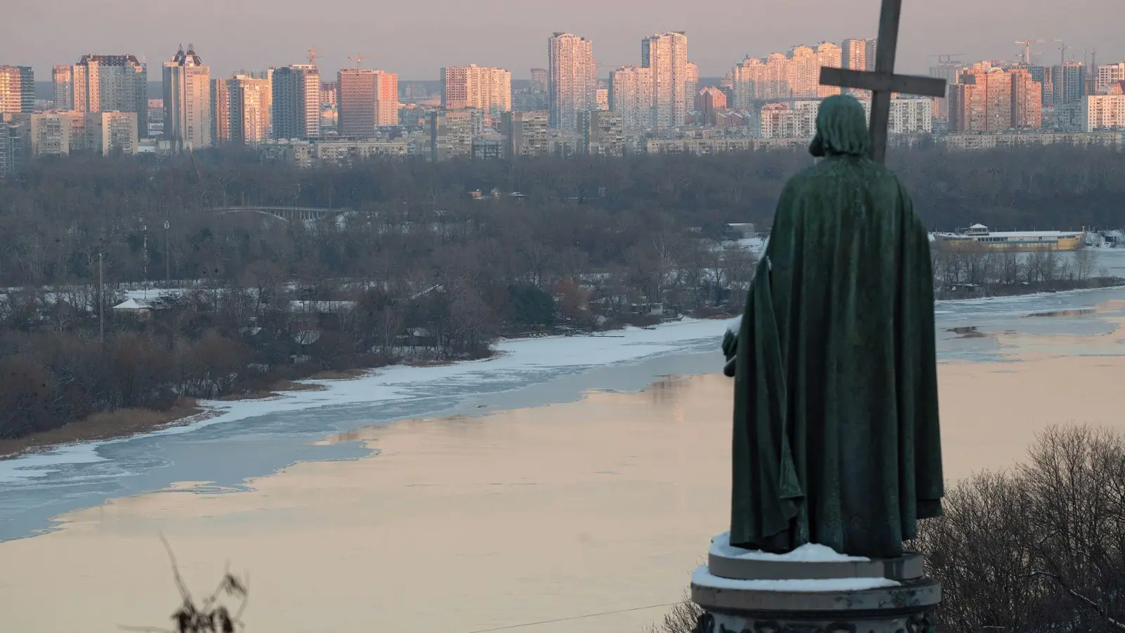 Besonders im Winter treffen die russischen Drohnenangriffe auf die Energieinfrastruktur die Ukraine schwer. (Archivbild) (Foto: Danylo Antoniuk/Ukrinform/dpa)