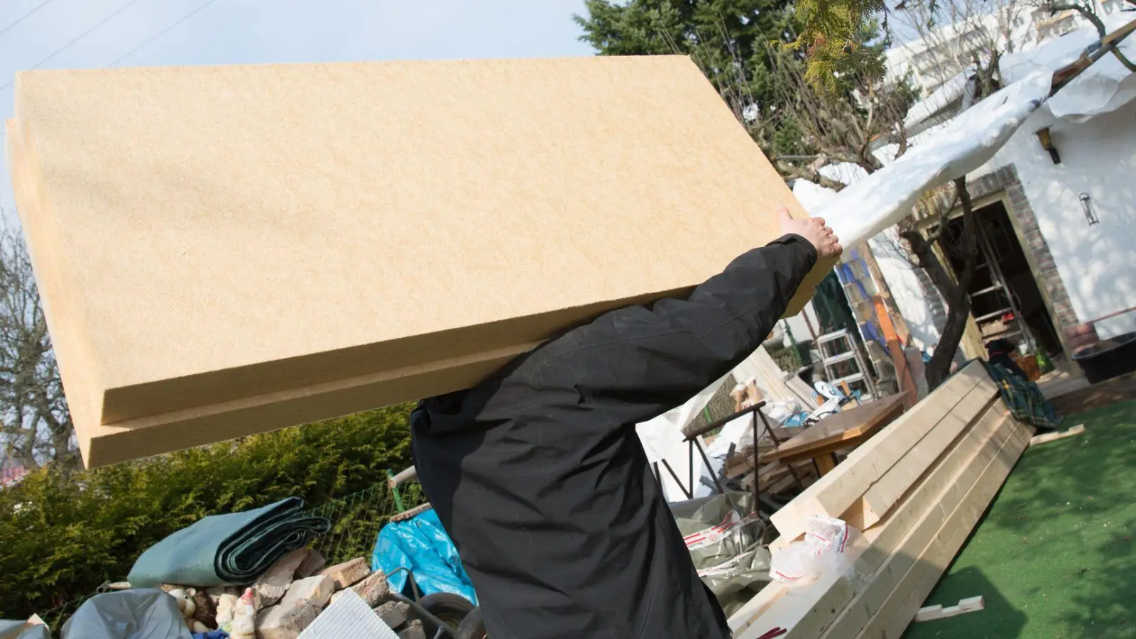 Private Helfer lassen sich über den gesetzlichen Unfallschutz einer Bau-Berufsgenossenschaft absichern. (Foto: Florian Schuh/dpa-tmn)