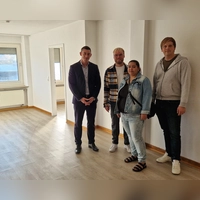 Lyudmila P. ist glücklich, dass ihre Familie eine neue Wohnung gefunden hat. Mit ihr freuen sich Florian Wittmann (Von Poll Immobilien), Markus Schlötterer (Stadt Ansbach) und Kai Kreysa (KJS Immobilien). (Foto: Andrea Walke)