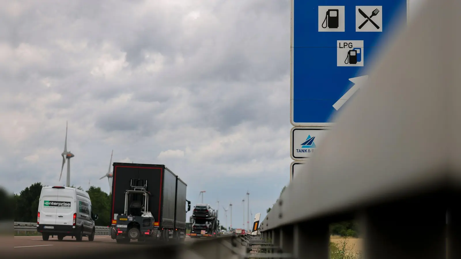 Fürs Tanken von der Autobahn abzufahren, lohnt sich. (Foto: Jan Woitas/dpa)