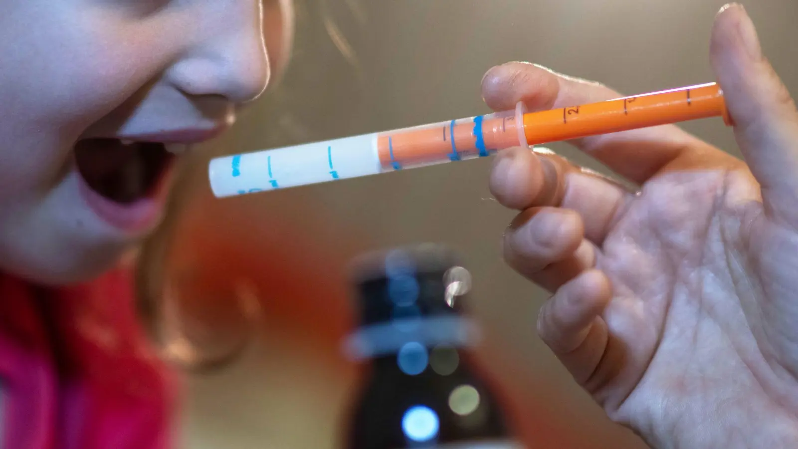 Vor wenigen Jahren waren Fiebersäfte für Kinder knapp, nun hat sich die Lage gebessert (Archivbild) (Foto: Hendrik Schmidt/dpa)