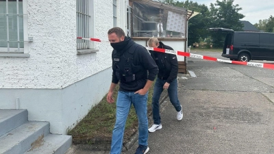 Polizisten durchsuchen Räume des Islamischen Zentrum in Fürstenwalde. (Foto: Lutz Deckwerth/dpa)