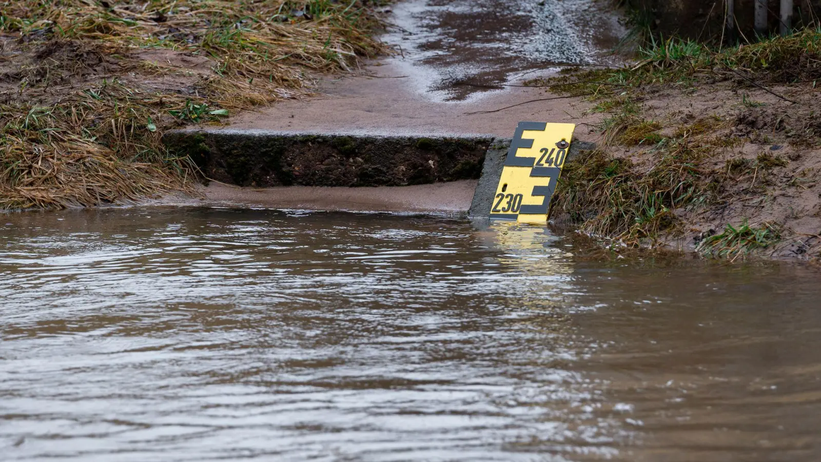 Regen und Tauwetter lassen das Wasser in Flüssen und Bächen steigen. (Archivbild)  (Foto: Daniel Vogl/dpa)