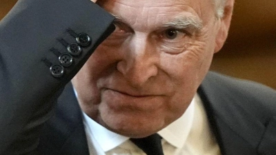 Der in Verruf geratene Prinz Andrew ist bald seinen Prinzentitel los. (Archivbild) (Foto: Aaron Chown/PA Wire/dpa)