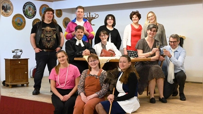 Diese Truppe erweckt mit viel Witz und eigenen Interpretationen das „Biberter Theater” wieder zum Leben. Gespielt wird auf der Bühne im Schützenhaus. (Foto: Luca Paul)