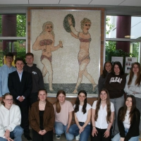 Die Schülerinnen und Schüler des Praxis-Seminars „Latein“ am Gymnasium Feuchtwangen vor ihrer Replik der zwei „Bikini-Mädchen“.  (Foto: Gymnasium/Frank Müller)