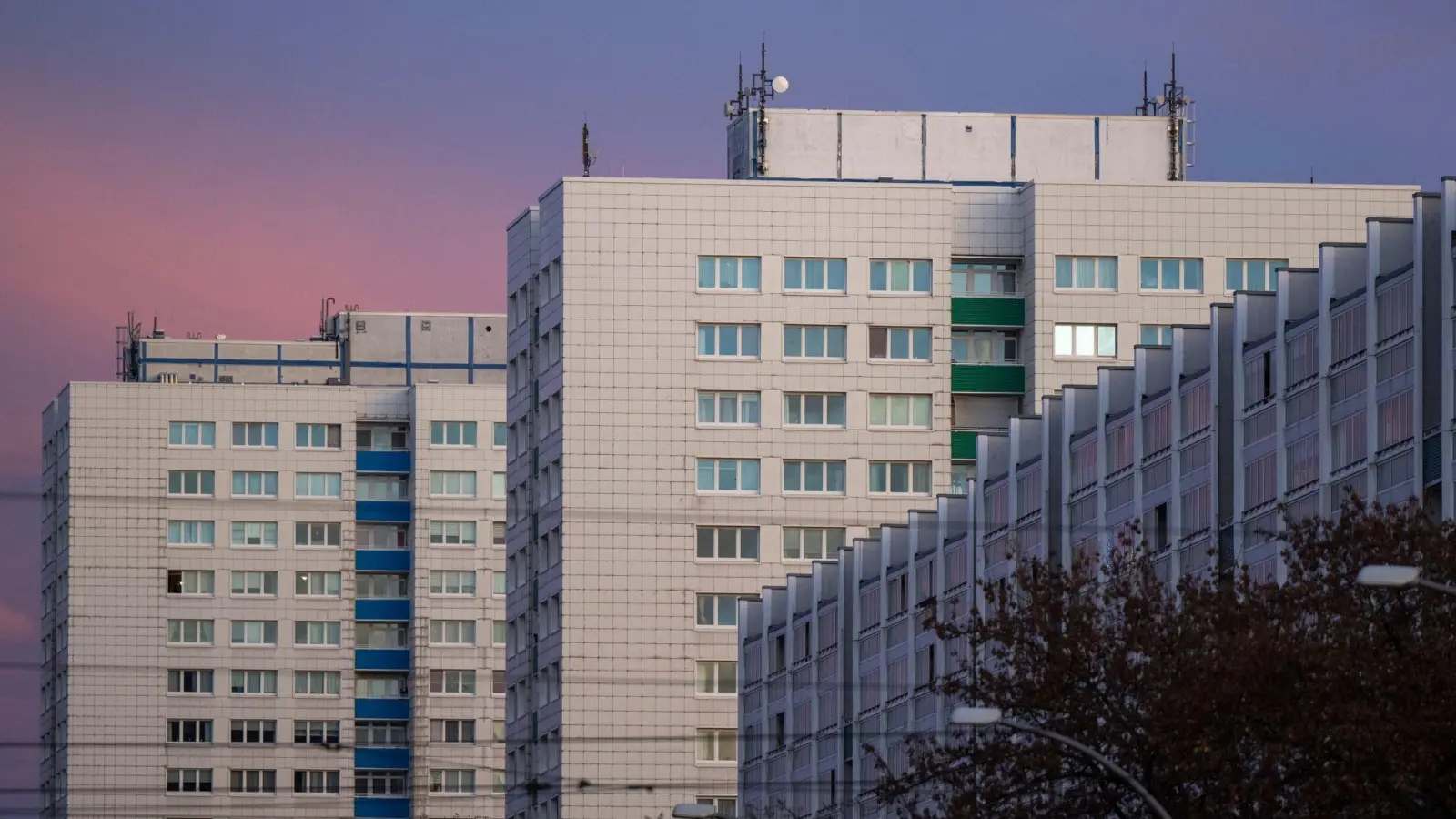 Mehr als zehn Prozent der deutschen Bevölkerung lebt in einer Wohnung, die als überbelegt gilt. Besonders betroffen sind Alleinerziehende und Menschen in Großstädten. (Foto: Monika Skolimowska/dpa)