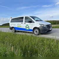 Mehrere solcher Kleinbusse sind als NEA Mobil im Einsatz und bringen Menschen von A nach B. (Foto: Landratsamt Neustadt/Anne Geißendörfer)
