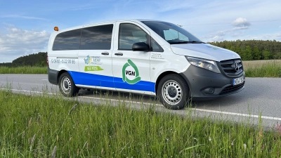 Mehrere solcher Kleinbusse sind als NEA Mobil im Einsatz und bringen Menschen von A nach B. (Foto: Landratsamt Neustadt/Anne Geißendörfer)