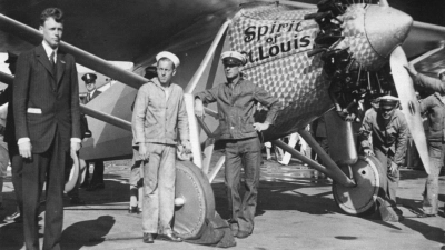 Lindbergh nach seiner legendären Atlantik-Überquerung. (Archivbild) (Foto: UPI New York Times/dpa)