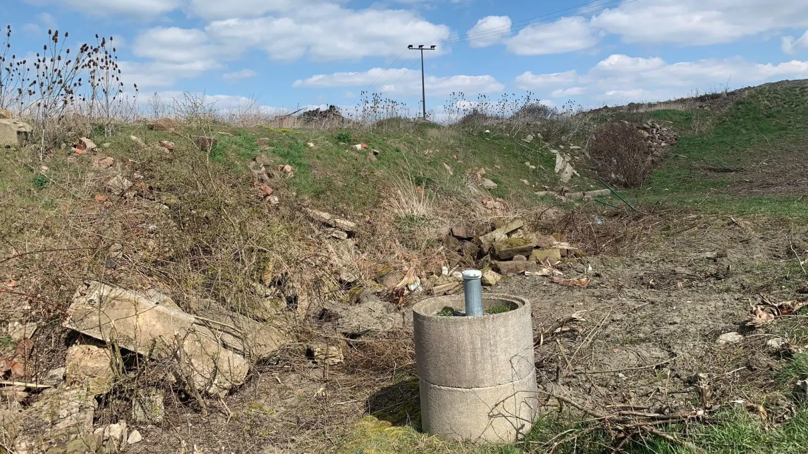 Blick auf die Bauschuttdeponie in Urphertshofen, die rekultiviert werden muss. (Archivfoto: Helmut Meixner)