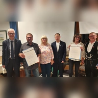 Goldene Meisterbriefe gab es für Eugen Schachner (Zweiter von links) und Joachim Stahl, den krankheitsbedingt seine Frau Karin Stahl vertrat (Zweite von rechts). Mit auf dem Foto (von rechts) Kreishandwerksmeister Werner Kamm, Innungsobermeister Michael Seegert, Petra Schachner und stellvertretender Landrat Dr. Jürgen Pfeiffer. (Foto: Markus Löschel)