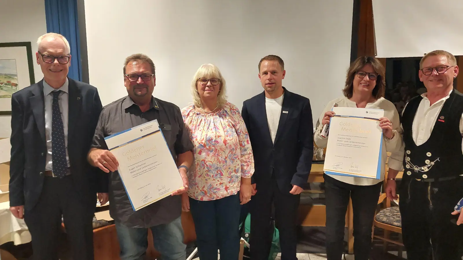 Goldene Meisterbriefe gab es für Eugen Schachner (Zweiter von links) und Joachim Stahl, den krankheitsbedingt seine Frau Karin Stahl vertrat (Zweite von rechts). Mit auf dem Foto (von rechts) Kreishandwerksmeister Werner Kamm, Innungsobermeister Michael Seegert, Petra Schachner und stellvertretender Landrat Dr. Jürgen Pfeiffer. (Foto: Markus Löschel)