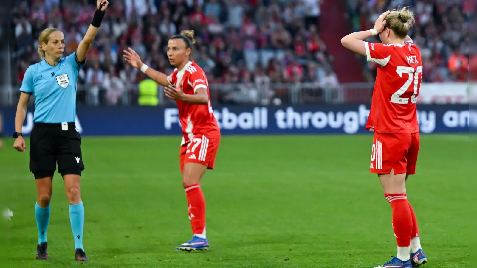 Platzverweis in der Schlussphase: Franziska Kett (r) kann es nicht fassen. (Foto: Sven Hoppe/dpa)