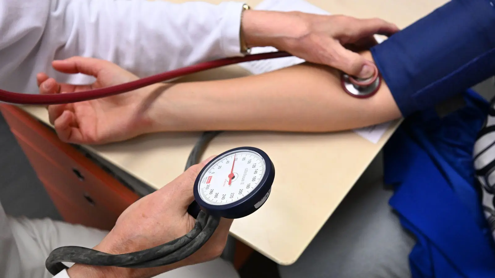 Kassenärzte-Chef Andreas Gassen fordert eine „Kontaktgebühr” bei Arztbesuchen. (Symbolbild) (Foto: Bernd Weißbrod/dpa)