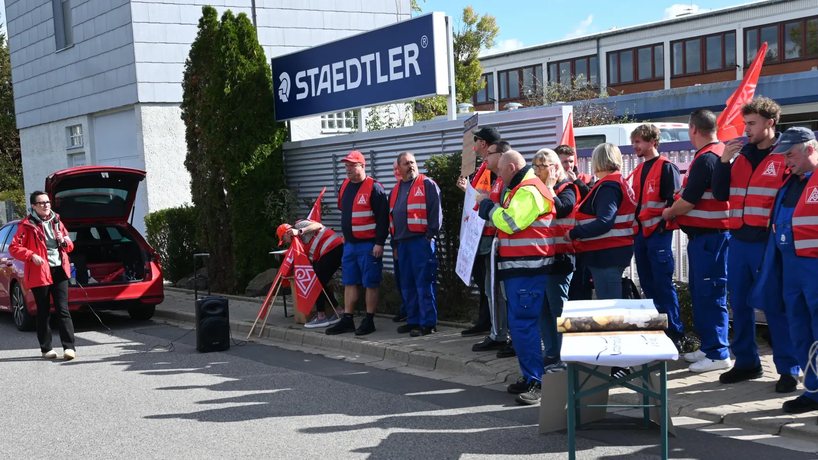 Mit Gewerkschaftssekretärin Eva Wohlfahrt (links) demonstrierten Staedtler-Beschäftigte in Sugenheim gestern für mehr statt weniger Lohn.  (Foto: Judith Marschall)