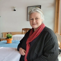 Ulrike Bergmann, Vorsitzende des Vereins „Kultur in der Scheune”, organisiert auch in diesem Jahr eine kreative Sommerakademie in der Kulturscheune in Ermetzhof. (Foto: Nina Daebel)