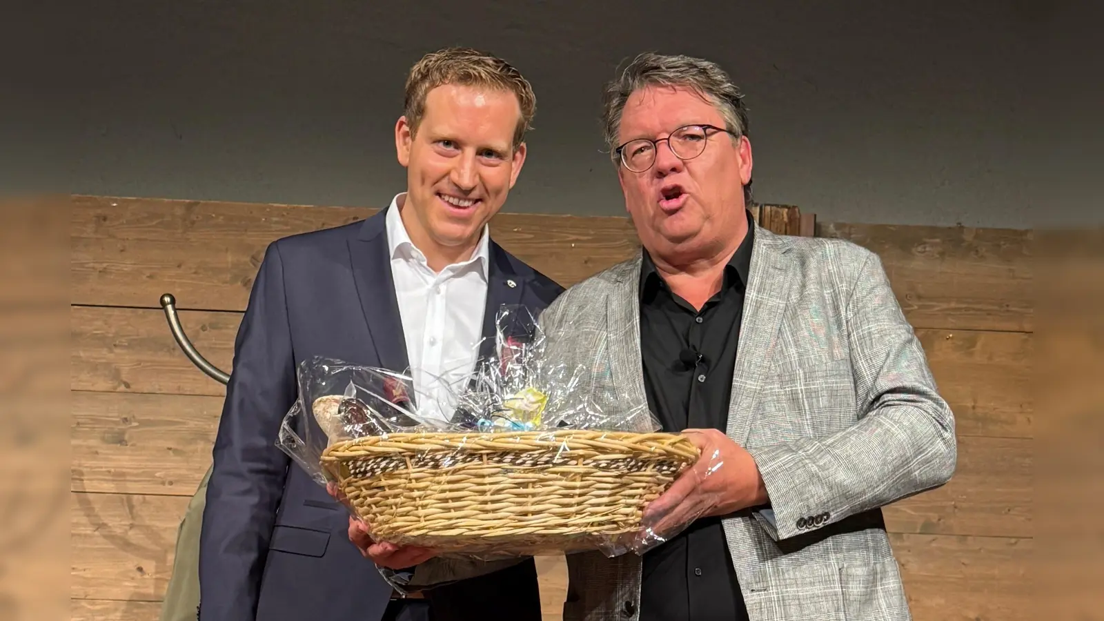 Freuten sich über den Erlös für das Hilfsprojekt Medicines4Ukraine!: der amtierende Präsident des Rotary Clubs, Dr. Benedikt Stegmann (links), und Kabarettist Helmut Schleich. (Foto: Rotary Club/Bernhard Schmitz)