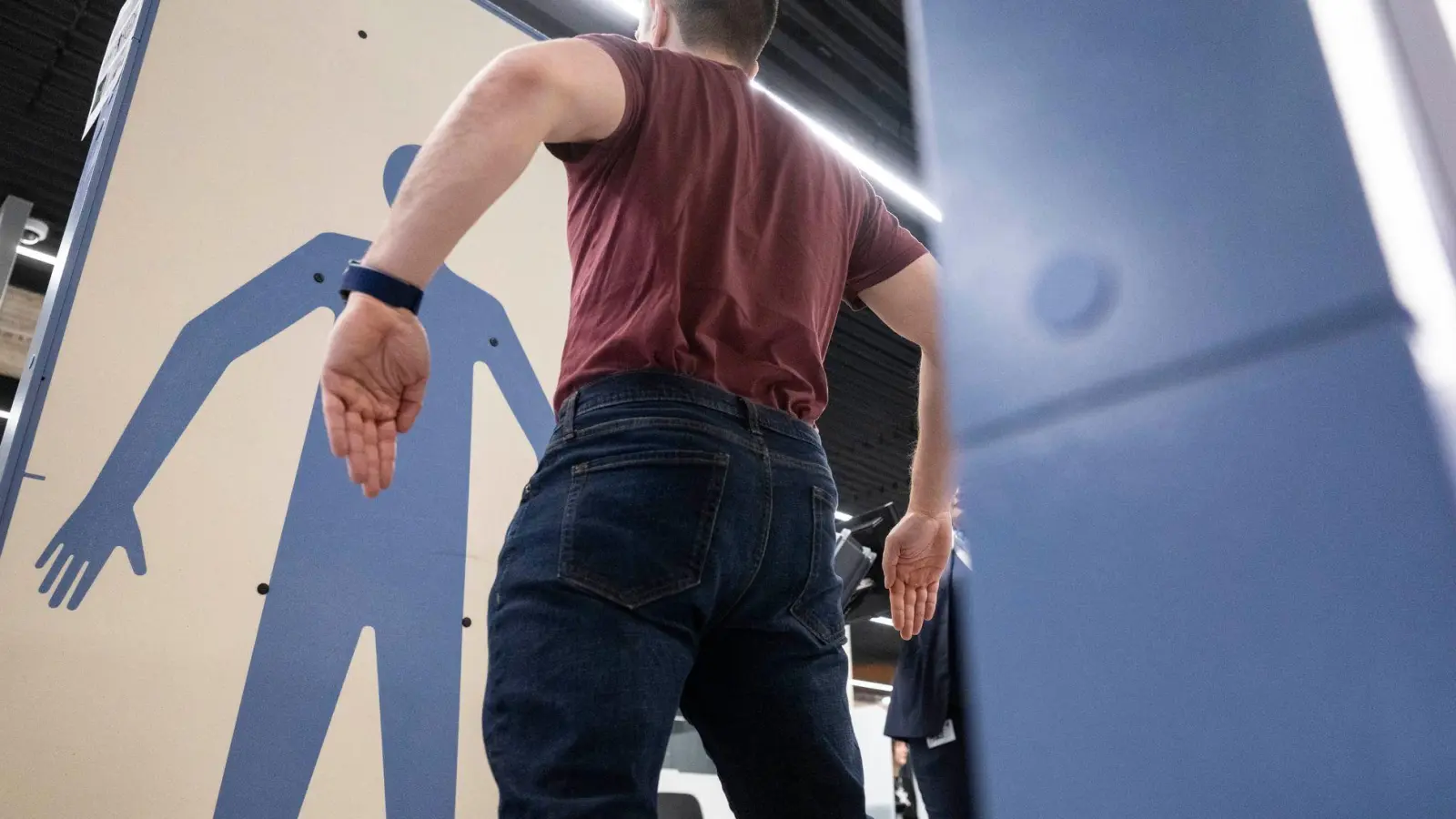 Der Wandel hin zu mehr High Tech bei der Sicherheitskontrolle am Flughafen sei alternativlos, heißt es vom Verband der Luftsicherheitsunternehmen. (Symbolbild) (Foto: Marijan Murat/dpa)