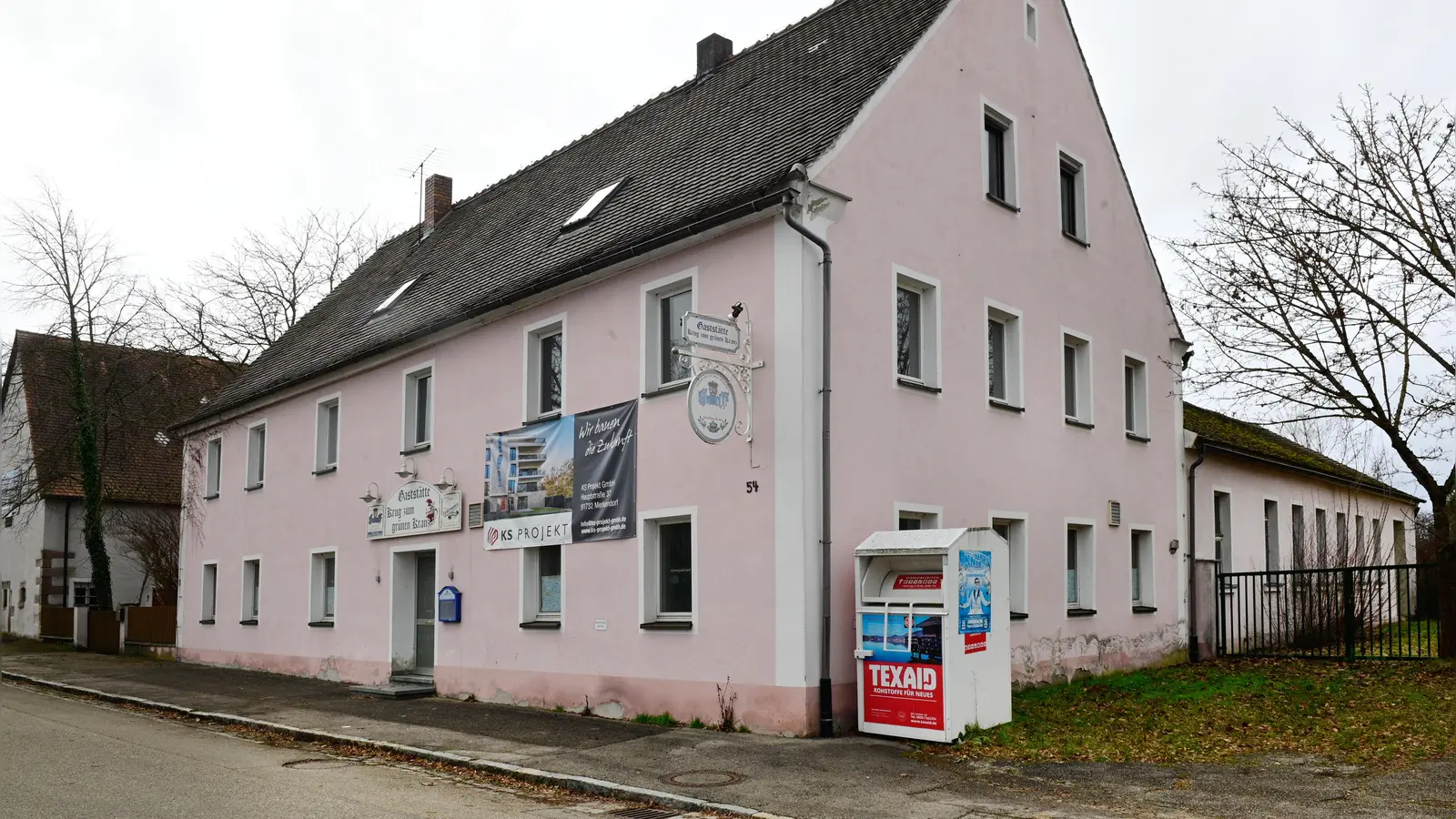 Das ehemalige Gasthaus an der B13 in Merkendorf soll abgebrochen werden. In einem Neubau sollen vor allem Wohnungen, möglicherweise aber auch eine Arztpraxis und ein Cafe entstehen. (Archivfoto: Jim Albright)