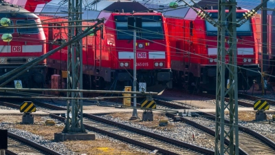 Wegen der nötigen Reparatur eines Zuges ist auf der Regionalbahnstrecke zwischen Windsbach und Wicklesgreuth am Sonntagabend kein Bahnverkehr möglich. (Symbolbild: dpa/Peter Kneffel)
