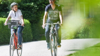 Wer nach einer rückenfreundlichen Sportart sucht, kann zum Beispiel Fahrrad fahren. (Foto: Tobias Hase/dpa-tmn/dpa)