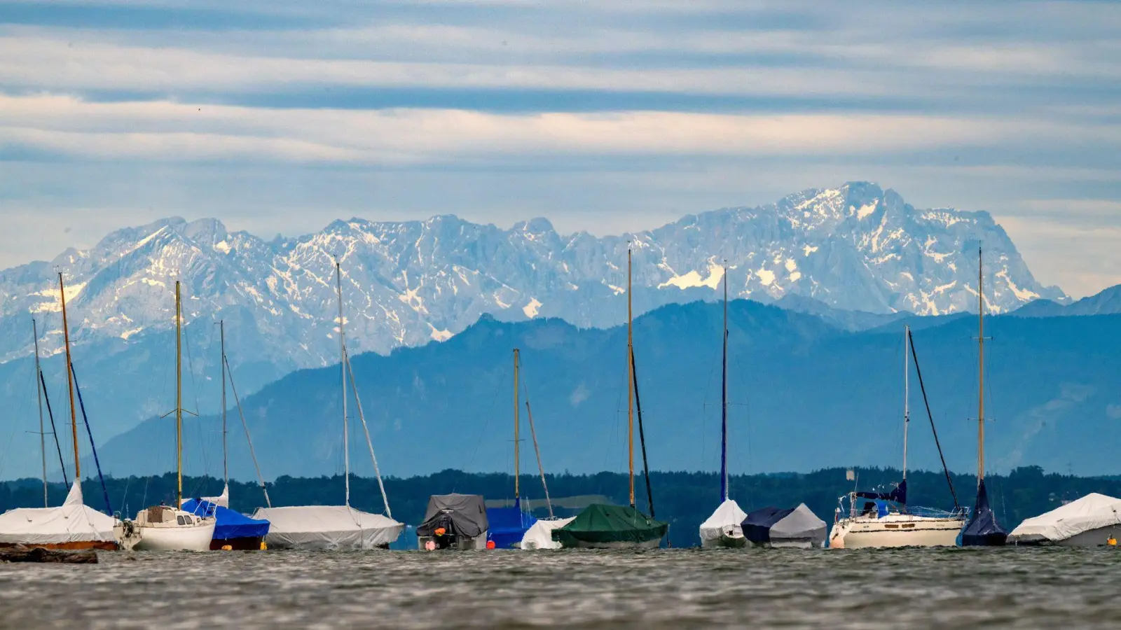 Der Deutsche Wetterdienst rechnet an Fronleichnam wieder mit Gewittern.  (Foto: Peter Kneffel/dpa)